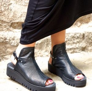 Perforated leather, peep toe, open heel - Sz 10.5